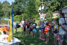 Kinderen in een optimist op de IJssel